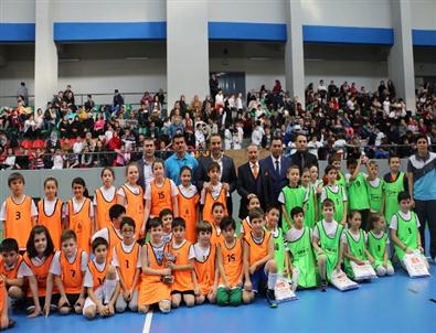 Spor A.ş.'den Miniklere Karne Hediyesi