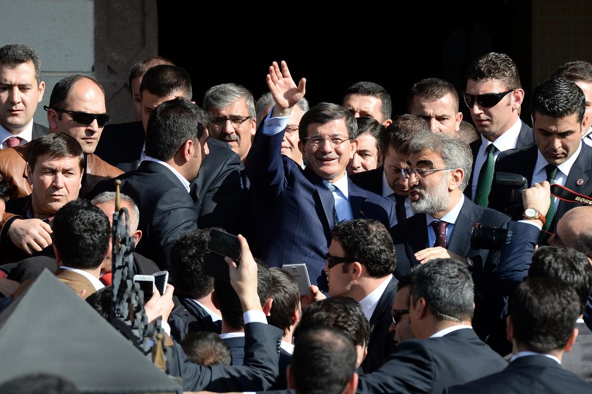 Başbakan Davutoğlu Cuma Namazını Başyazıcıoğlu Camii'nde Kıldı
