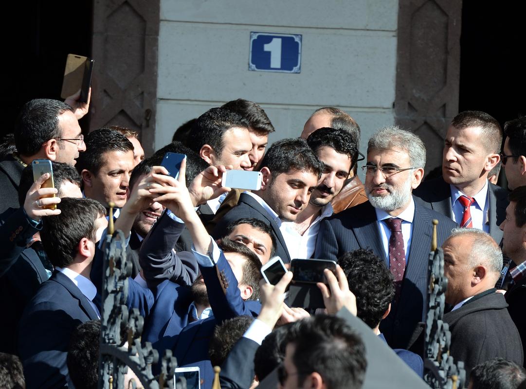 Başbakan Davutoğlu Cuma Namazını Başyazıcıoğlu Camii'nde Kıldı