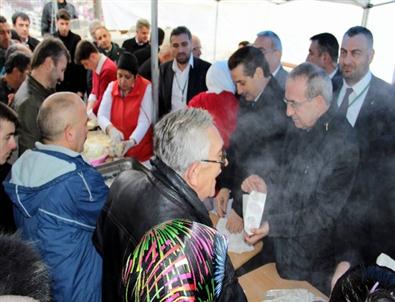 Bakan Faruk Çelik Festivalde Hamsi Dağıttı, Horon Tepti