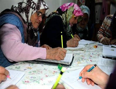 Gönüllü Olarak Köyde Okuma-yazma Öğretiyor