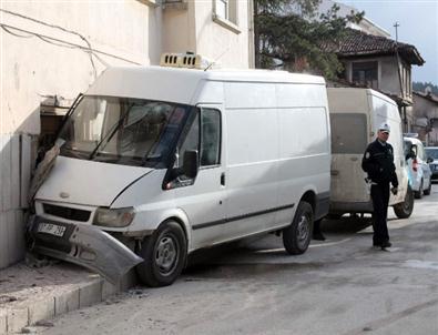 Yoldan Çıkan Panelvan Eve Çarptı