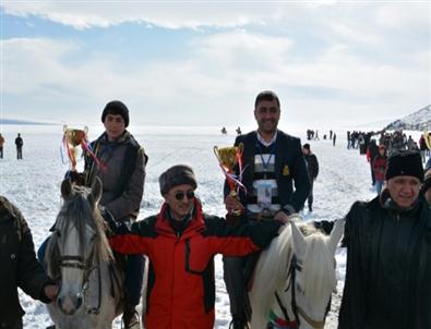 Çıldır Gölü İıı. Altın At Kış Şöleninden Renkli Görüntüler