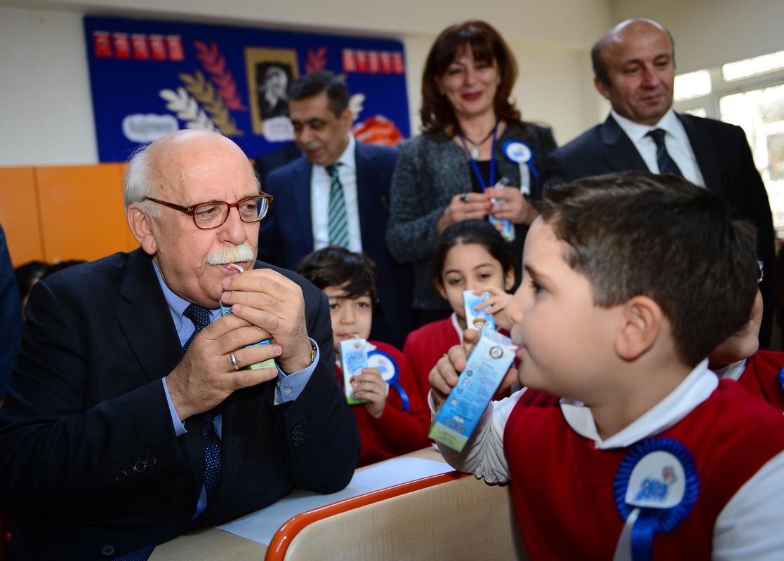 Bakan Nabi Avcı öğrencilere süt dağıttı