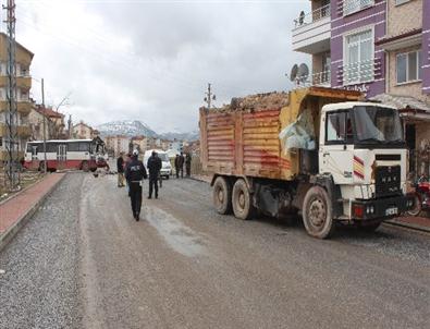 Belediye Otobüsü İle Kamyon Çarpıştı Açıklaması