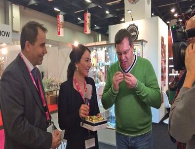 Ünlü Alman Komedyen Elton, Kardelen’in Fuar Stantında