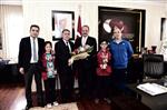 MESUT AKGÜL - Başkan Akgül, Şampiyon Öğrencilerin Sevincini Paylaştı