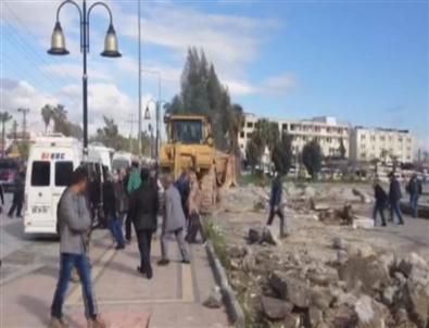 Kepçeyi Kalabalığın Üzerine Sürdü