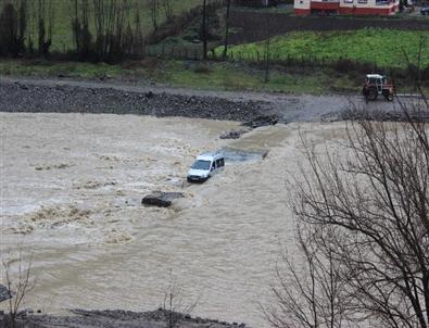 Sel Suları Köprüyü Yıktı, 3 Kişi Mahsur Kaldı
