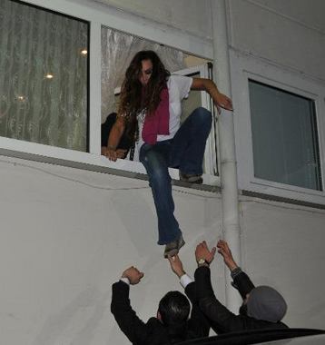 Asena camdan kaçtı!