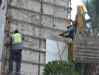 Kuşadası’ndaki Dev Atatürk Heykeline Onarım Yapılıyor