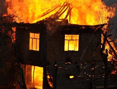 Pınarbaşı'nda 2 Ev Yandı