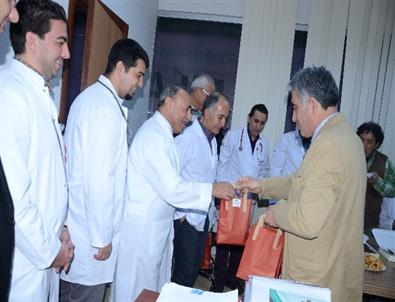 Tıp Bayramı’nı Pasta Keserek Kutladılar