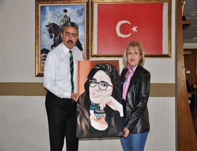 Ceyhan, Özgecan Aslan’ın Yağlı Boya Portresini Alıcık’a Teslim Etti