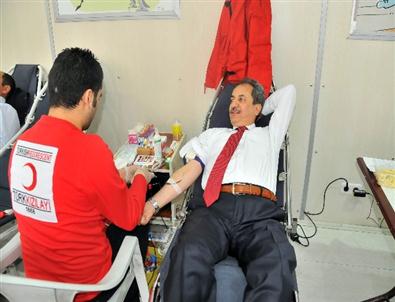 Başkan Akkaya ve Belediye Personelinden Kan Bağışı