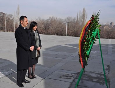 Cem Özdemir Ermenistan'da soykırım anıtına çelenk koydu