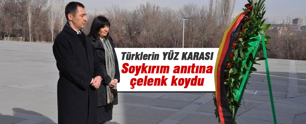 Cem Özdemir Ermenistan'da soykırım anıtına çelenk koydu