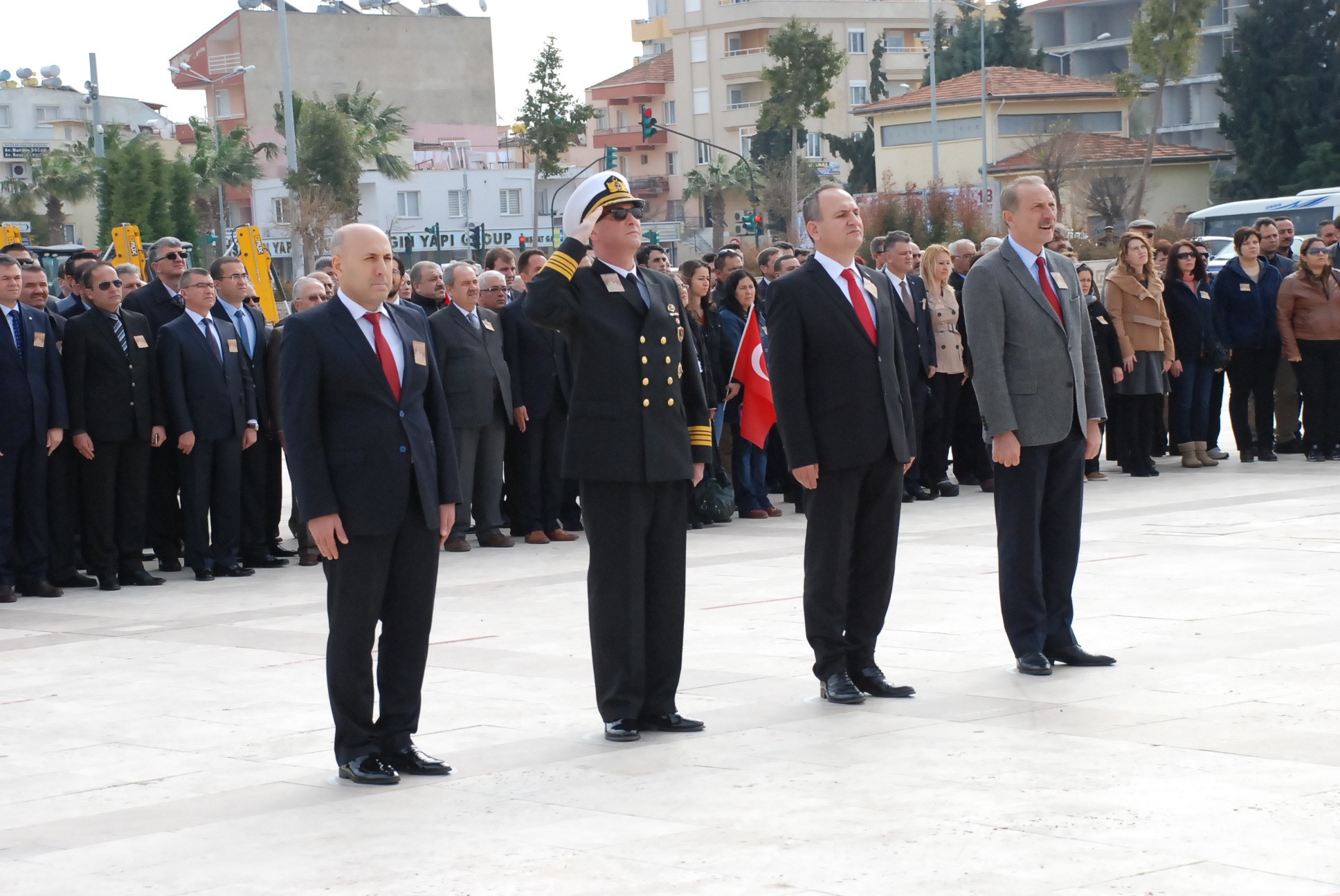 Atatürk, Didim'de 9 aydır kolundan telle bağlı