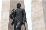ATATÜRK HEYKELİ - Atatürk, Didim'de 9 aydır kolundan telle bağlı
