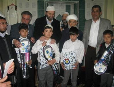 Öğrenciler Hediyelerle Cemaatle Namaza Özendiriliyor