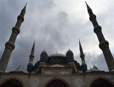 Güneş Tutulması Selimiye Camii'nin Kubbeleri İle Birleşti