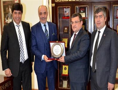 Pasinler Protokolünden Başkan Yücelik’e Plaket