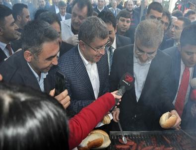 Üsküdar'da Düzenlenen ‘sucuk Festivali’nde Binlerce Kişiye Sucuk Dağıtıldı