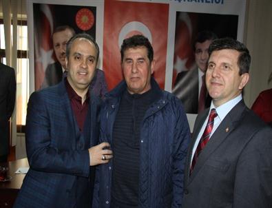 İnegöl'de Ak Parti’ye Üye Olan 50 Kişiye Rozet Takıldı