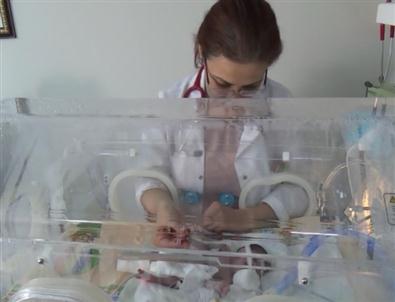 500 Gram Doğan Parmak Bebek, Yaşama Tutundu