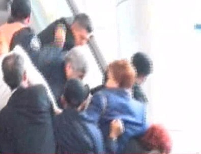 Yine CHP yine yürüyen merdiven kazası
