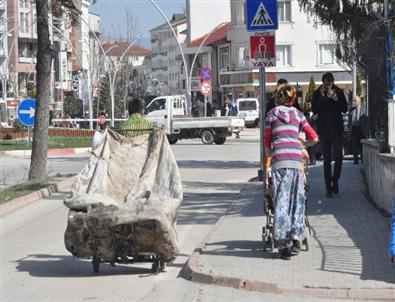 Karton Toplayarak Geçimini Sağlayan Ailenin Yaşam Mücadelesi Yürekleri Burkuyor