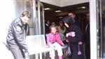 Ptt'de Sıra Bekleyen Küçük Kızın Bacağı Sandalyeye Sıkıştı, İtfaiye Seferber Oldu