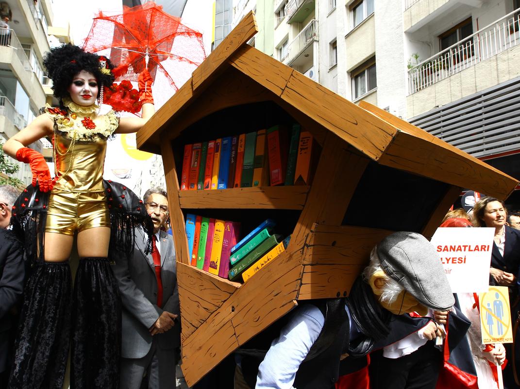 İzmir'de tiyatro yürüyüşü