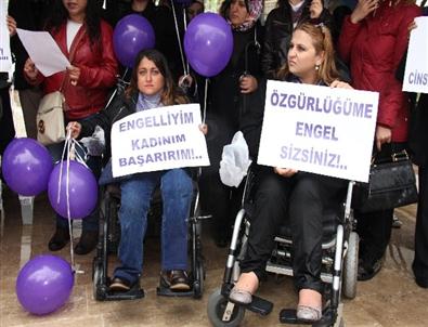 Mersin’deki Engelli Kadınlar, Ayrımcılığa Karşı Mor Balon Uçurdu
