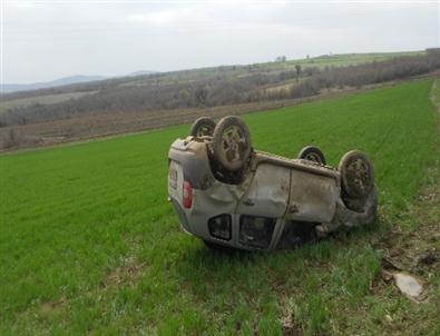 Takla Atarak Tarlaya Uçan Araçtan Yara Almadan Kurtuldu