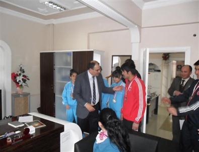 Yunak'ta Başarılı Halterci Öğrencilere Ödül