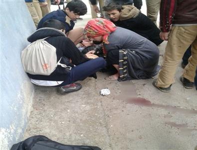 (özel Haber) Bursa'da Lise Öğrencisine Okul Önünde Bıçaklı Saldırı