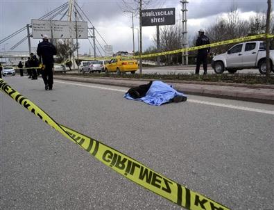 Yolun Karşısına Geçmek İsterken Otomobilin Altında Can Verdi