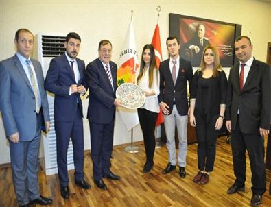 Öğrencilerden Parmaksız’a Teşekkür Ziyareti