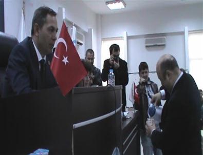 Chp'li Üye Meclis Toplantısında Çay Servisi Yaptı