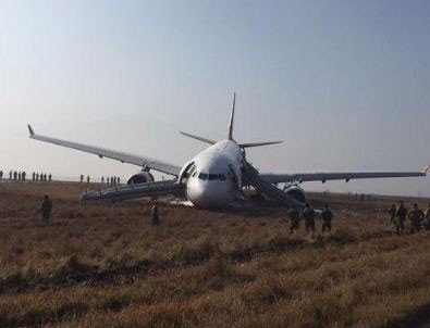 THY Uçağı Nepal'de Pistten Çıktı