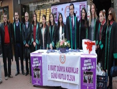Avukatlar Kadına Şiddete Dikkat Çekmek Stant Açtı