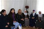 KIRMIZI GÜL - Bağlar Belediye Eşbaşkanı Akat’tan Barış Anneleri’ne Ziyaret