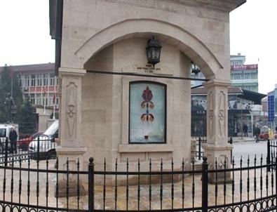 Emirdağ’da Saat Kulesinin Camlarını Kırdılar