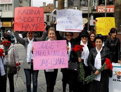 'Molotof Atarak Değil Karanfil Dağıtarak Bu Günü Andık”