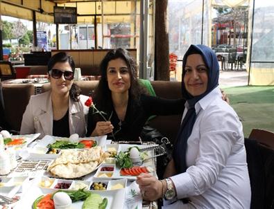 Ak Partili Kurtaran’a Özel 8 Mart Kahvaltısı