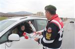 Jandarma’dan Kadın Sürücülere Çiçekli Sürpriz