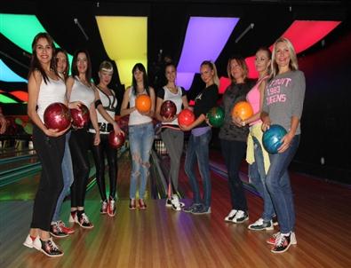 Mankenlerden 'Kadına Şiddete' Dikkat Çekmek İçin Bowling Turnuvası