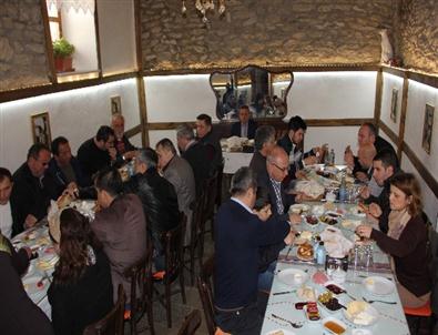 Muzaffer Atılgan, Gazetcilerler Bir Araya Geldi