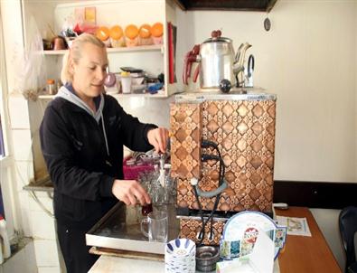 (özel Haber) Kadın Öğretmen Hem Kahvecilik, Hem Lokantacılık Yapıyor